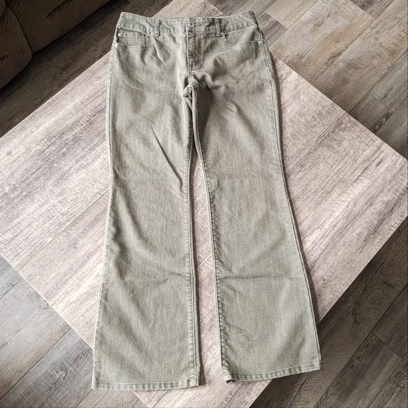 Chico's Platinum Denim Ultimate Fit Barely Flare Jeans Olive Green Size 0.5 - Picture 2 of 7